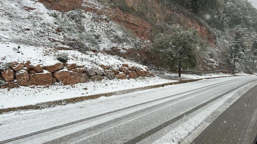 Imatges de la nevada des de la carretera BP-1121 d'accés a Montserrat