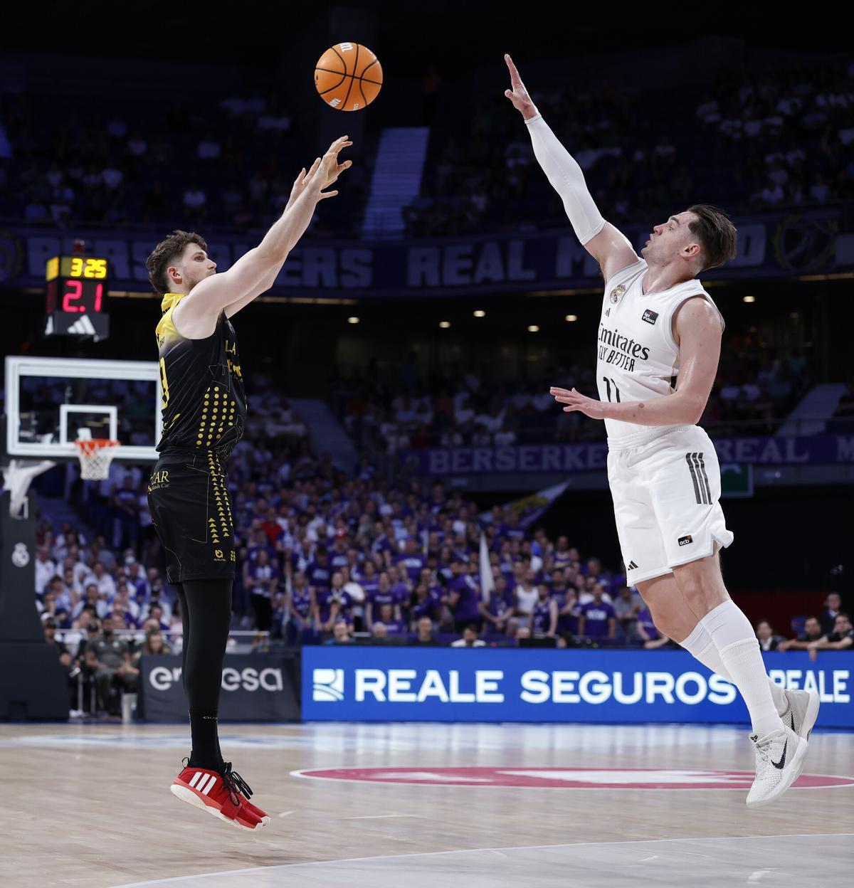 Alderete lanza ante Mario Hezonja en el 'playoff' ante el Real Madrid.