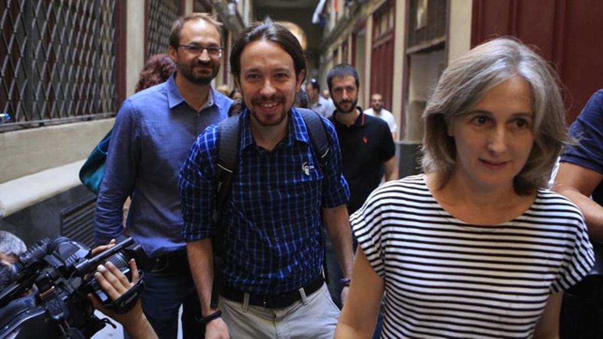 Joan Herrera, Pablo Iglesias y Dolors Camats, este viernes, antes de su reunión en la sede de ICV.