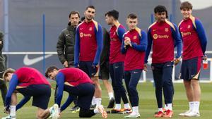 Buenos ánimos y caras nuevas en el entrenamiento del FC Barcelona