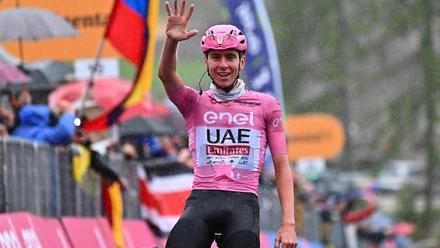 Tadej Pogacrar celebra su victoria en la 16ª etapa del Giro de Italia.