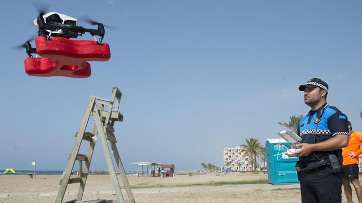 La policia municipal utilizará un drone como salvavidas en la playa de Cunit.