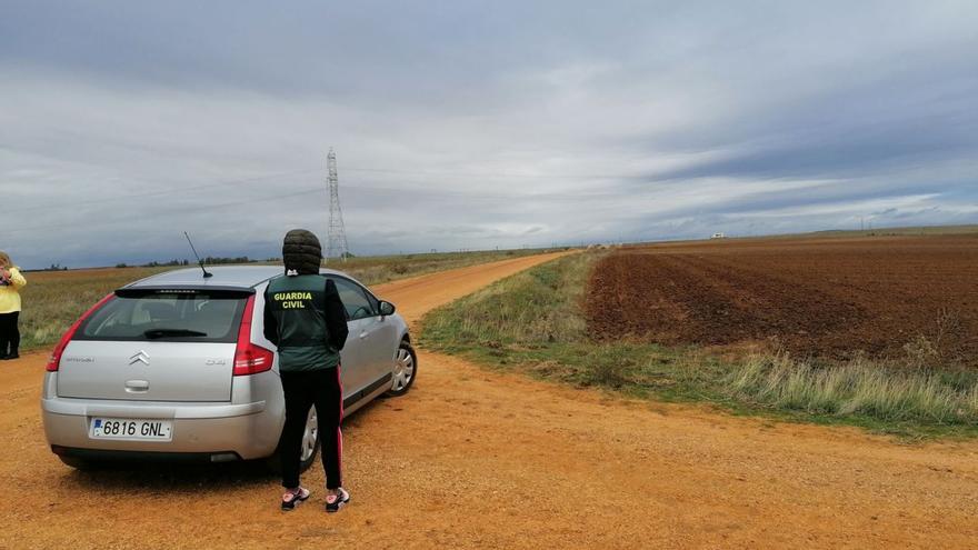 La Guardia Civil junto al camino en el que fue atacada la joven Arancha por los perros.