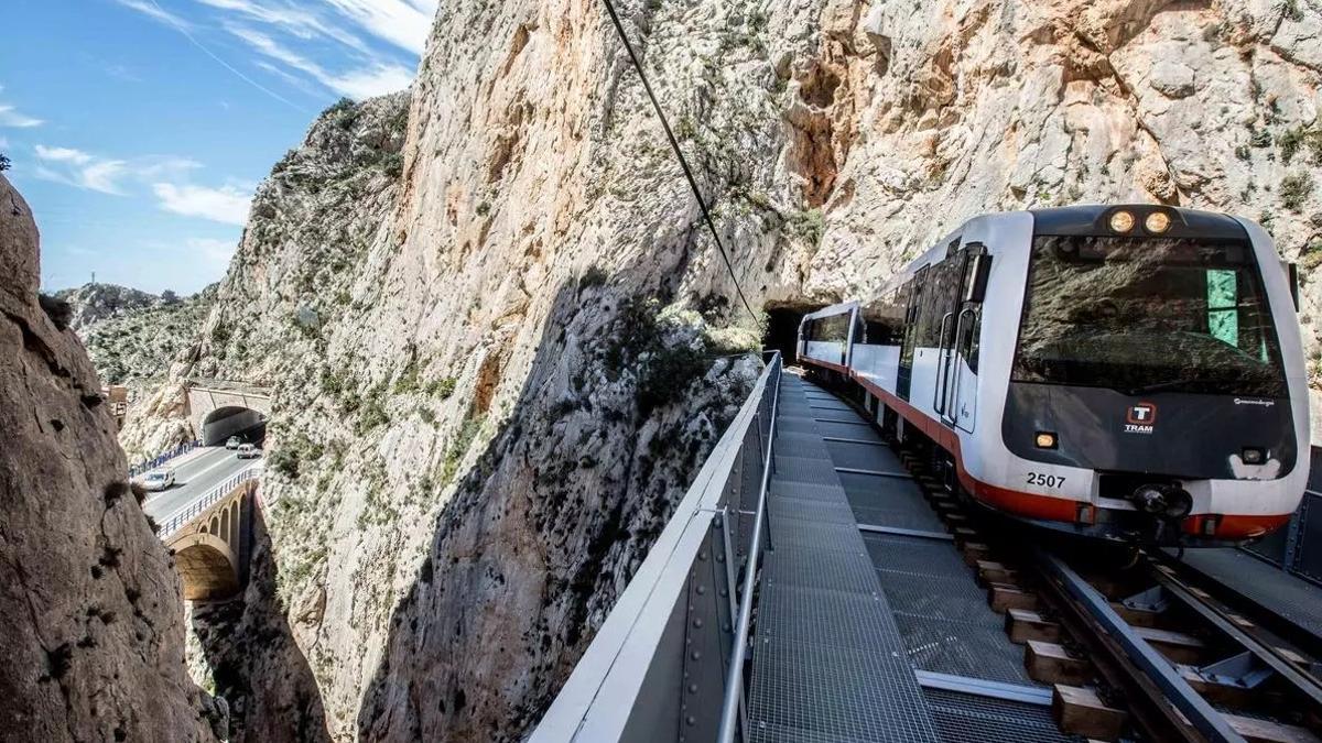 Un tren tras salir del túnel del Mascarat y al pasar sobre el viaducto que supera este desfiladero