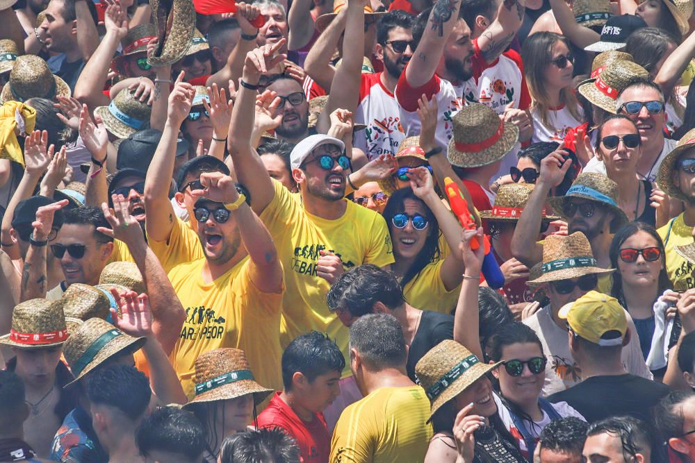 Los catralenses y muchos vecinos de la Vega Baja estallan en alegría y fiesta para iniciar las celebraciones de San Juan con el chupinazo