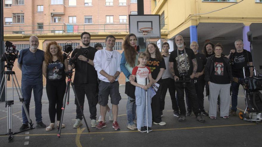 El equipo de rodaje de la película «En la cresta de la ola», ayer, en el patio del colegio Palacio Valdés, con su directora, Ana López Martínez, de verde, en el centro. | MIKI LÓPEZ