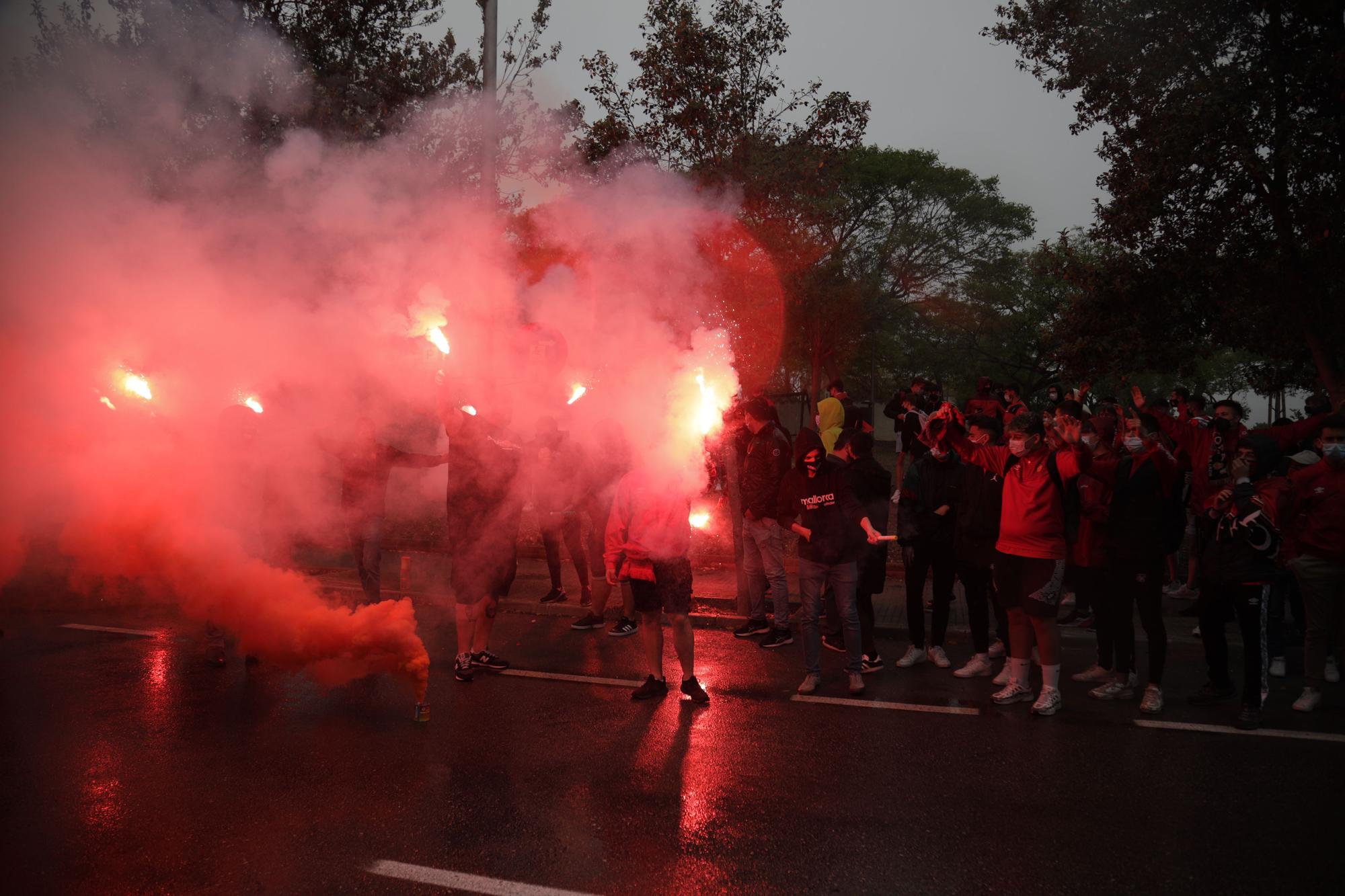 La afición del Real Mallorca recibe a los jugadores en Son Moix pese a la lluvia