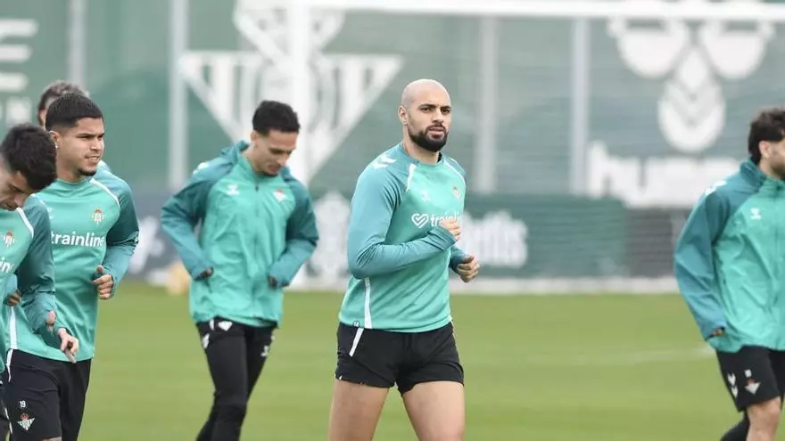 Vídeo | Sofyan Amrabat entrena con normalidad en la previa del Betis-Celta