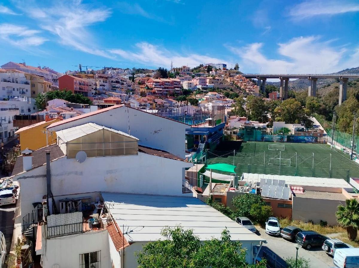 El polideportivo de La Mosca se encuentra rodeado de viviendas