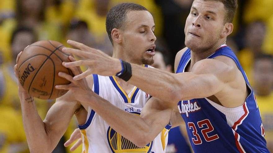 Griffith, de los Clippers, presiona a Curry durante el partido jugado ayer. // Efe