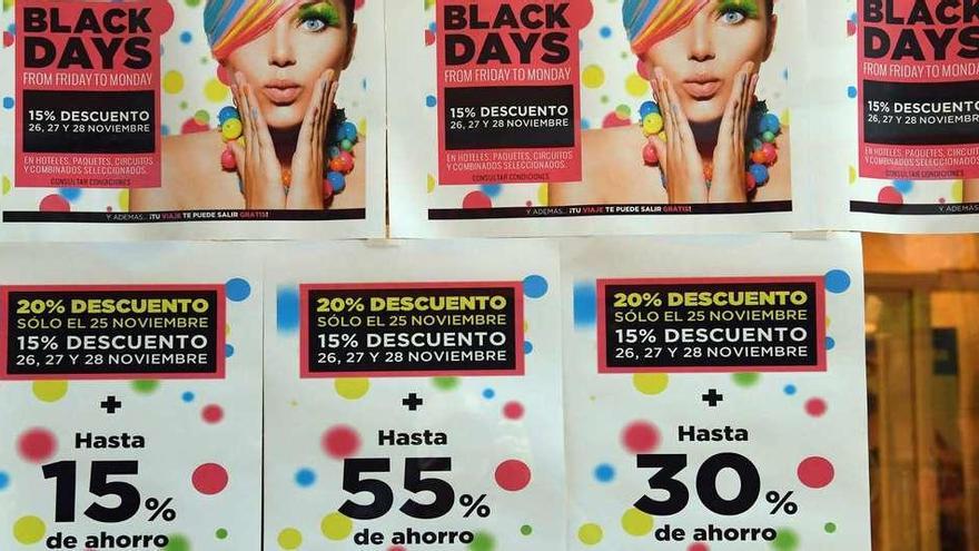 Carteles de promoción de los descuentos por el &#039;Black Friday&#039; en una agencia de viajes del centro de A Coruña.