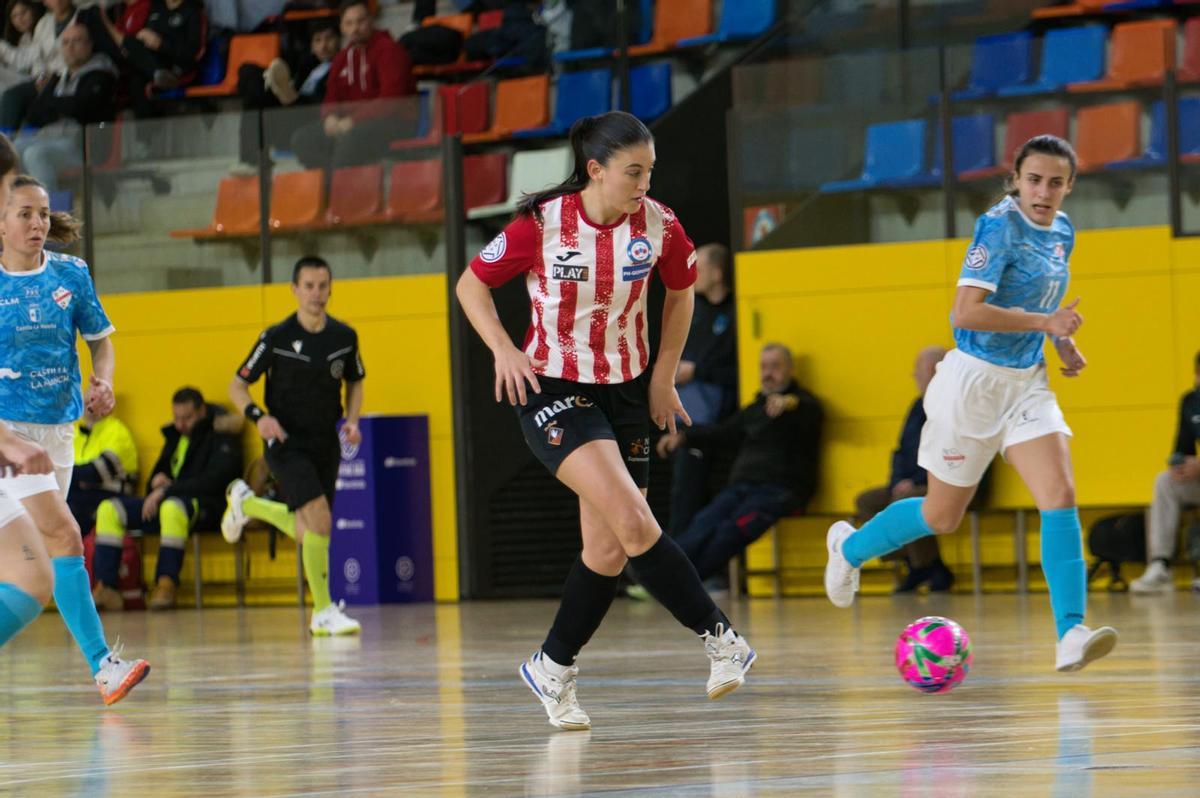 Sheila González da un pase en un partido con el Penya Esplugues.