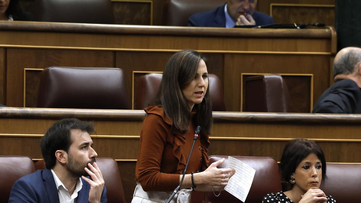 Los diputados de Podemos Ione Belarra, Javier Sánchez Serna y Martina Velarde.