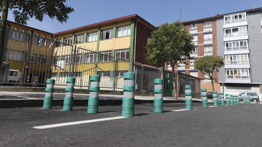 Bolardos a la entrada del colegio García Lorca.