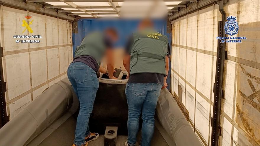 Dos detenidos cuando transportaban por carretera una &#039;narcolancha&#039; que ocultaban en Zafra