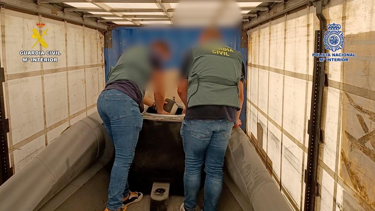 Dos detenidos cuando transportaban por carretera una 'narcolancha' que ocultaban en Zafra