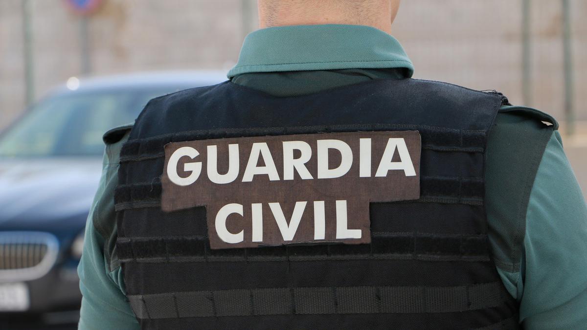 Agente de la Guardia Civil de espaldas, en imagen de archivo