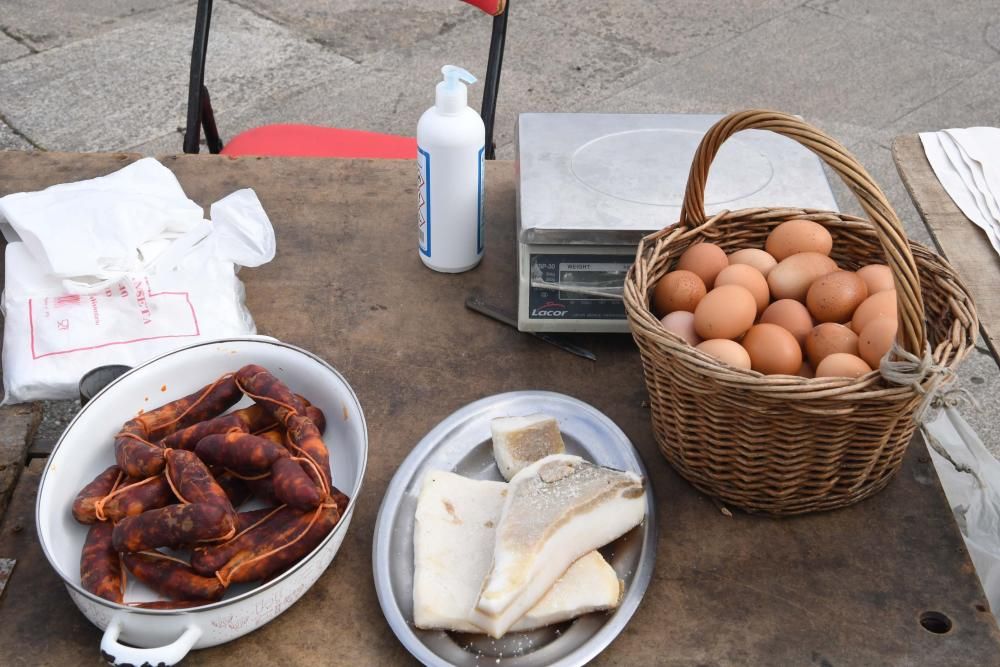 Una docena de vendedores de productos agroalimentarios de toda la comarca coruñesa acudieron a la plaza Irmáns García Naveira de Betanzos en el primer mercado semanal desde el inicio del confinamiento