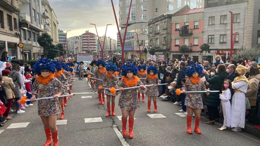 El desfile de comparsas toma en centro de Vigo