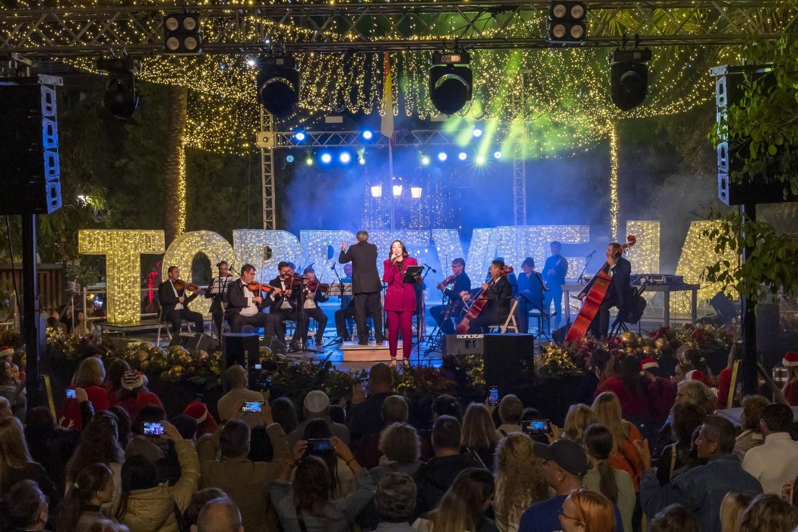 La fiesta de encendido del alumbrado especial de fiestas patronales y Navidad de Torrevieja, en imágenes