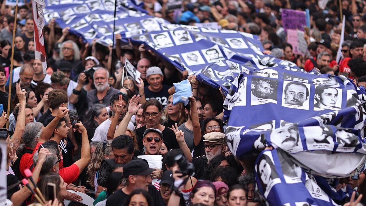 Cientos de personas participan en una manifestación por el "Día de la Memoria por la Verdad y la Justicia" en Buenos Aires (Argentina).