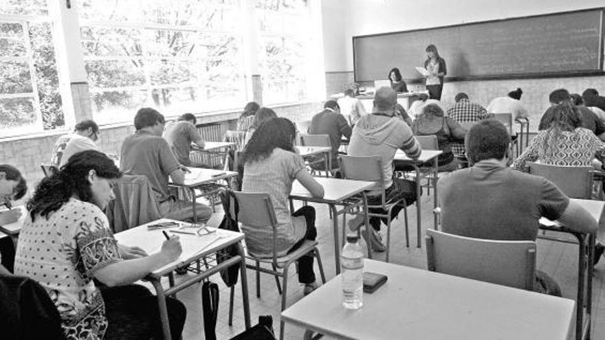 Aula de examen de unas oposiciones a profesores de Secundaria, en el Instituto Alfonso II de Oviedo.