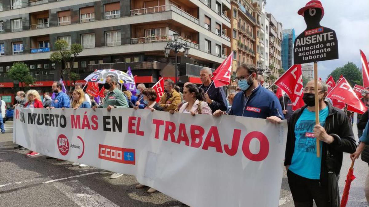 Concentración de los sindicatos, ayer, en Oviedo. | LNE