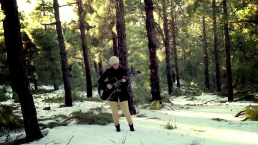 Dácil Santana graba en la cumbre nevada su nuevo videoclip