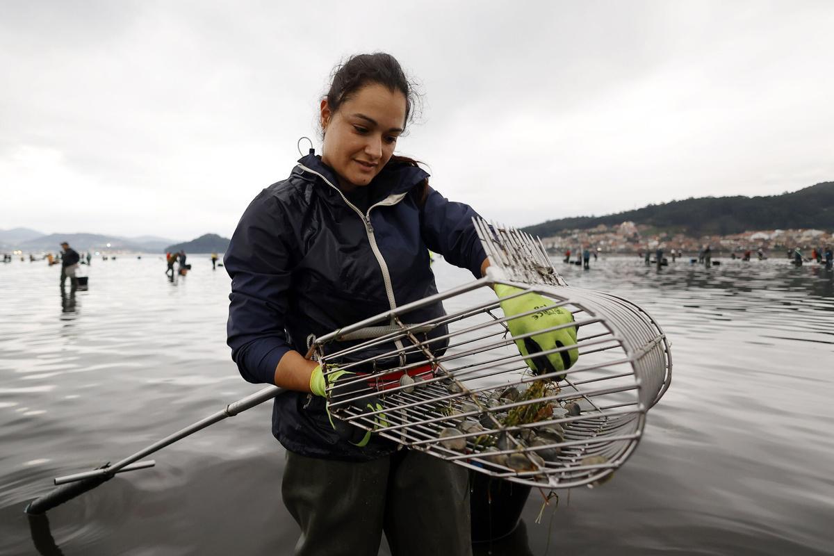 Imagen de archivo de una mariscadora de a pie en el banco de A Seca y Combarro.