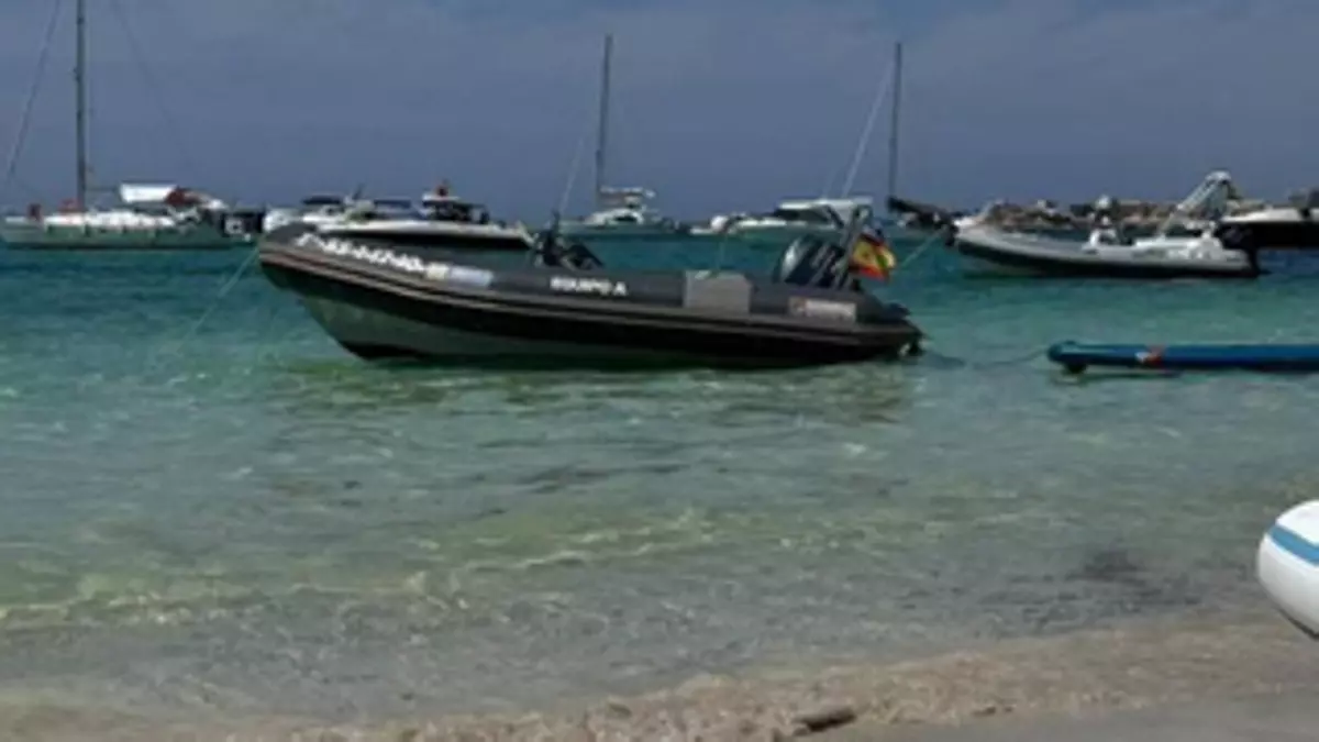 Indignación en la playa es Carbó: quejas de bañistas por lanchas plantadas en la orilla