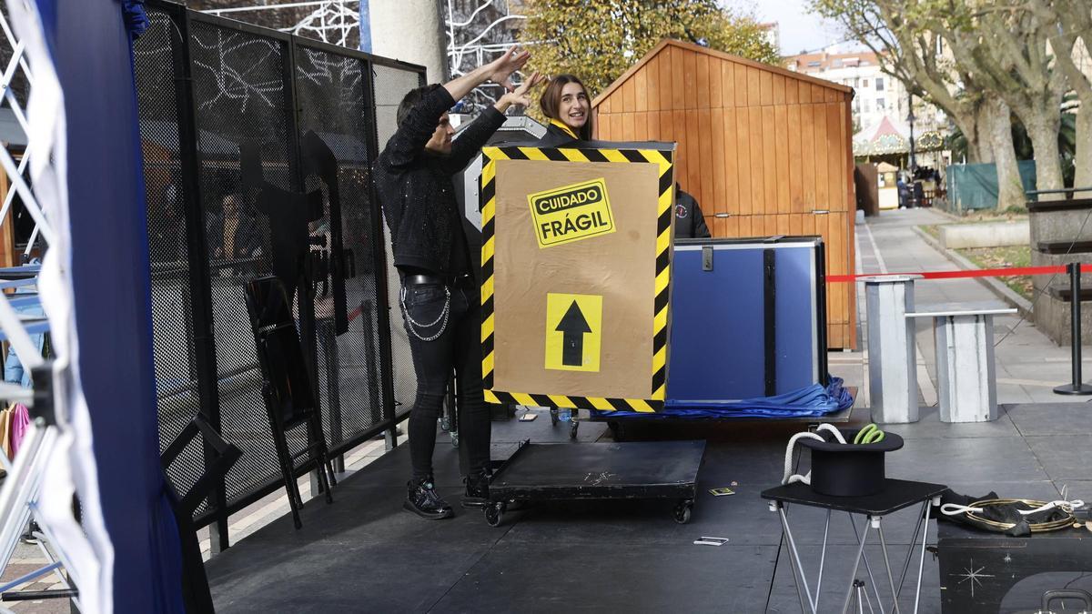 Los trucos del Mago Roger hechizan al paseo de Begoña en el arranque de la Semana Mágica de Gijón.