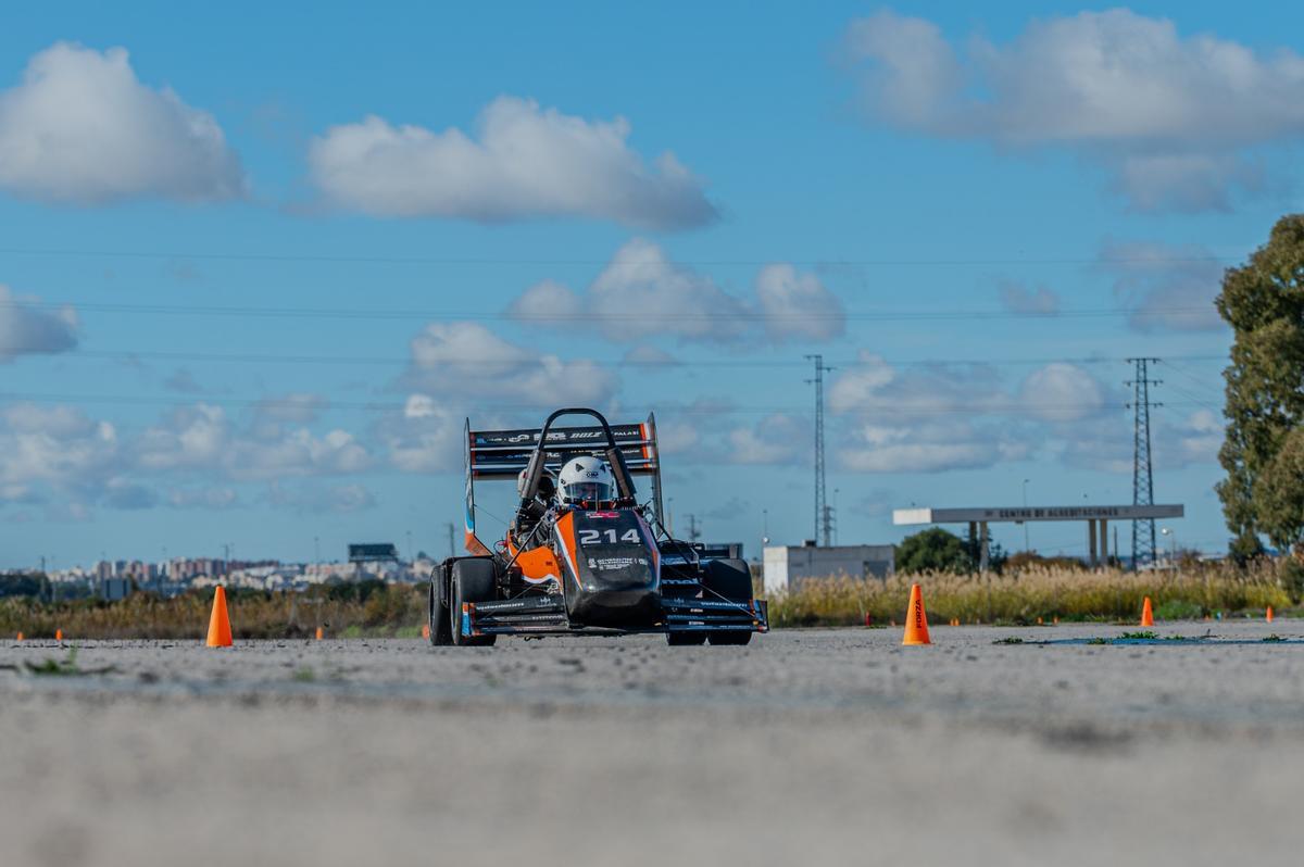 El monoplaza de la UJI MotorSport, en plena prueba en el circuito Ángel Nieto de Jerez.