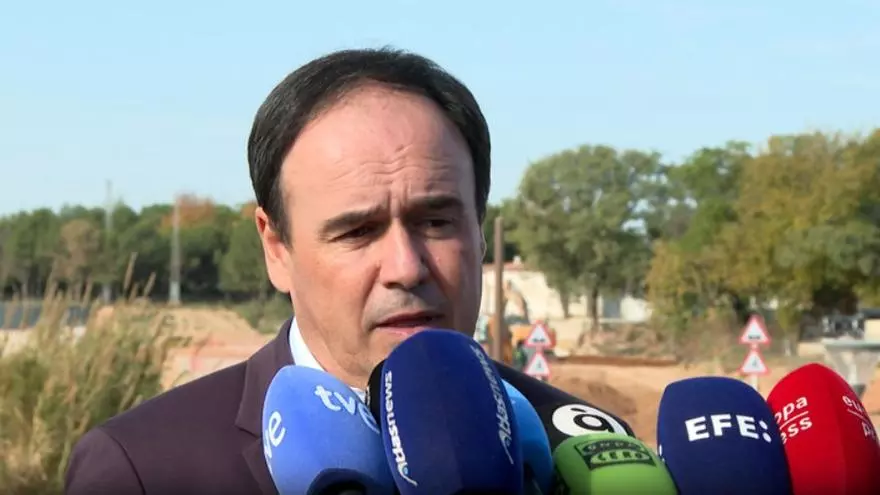 Pérez Llorca recorre Paiporta y reivindica: "Estoy aquí para cambiar las cosas"