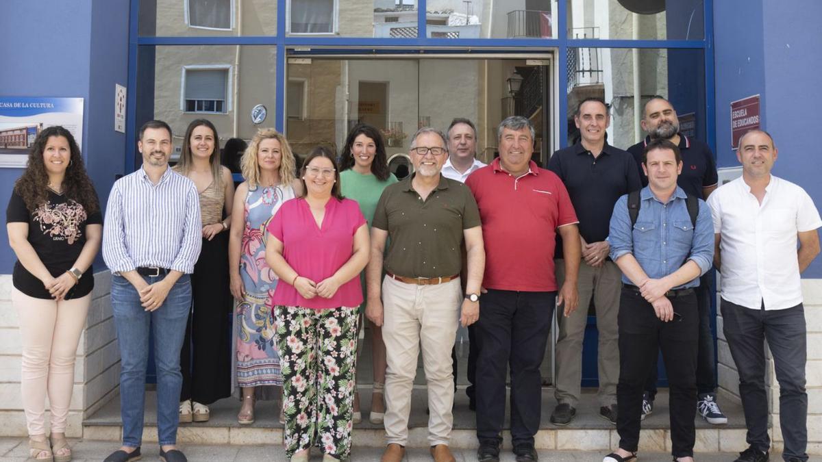 El presidente de la Diputación, junto al alcalde de Figueroles, acompañado por los diputados, en la visita a l’Alcalatén.  | MEDITERRÁNEO