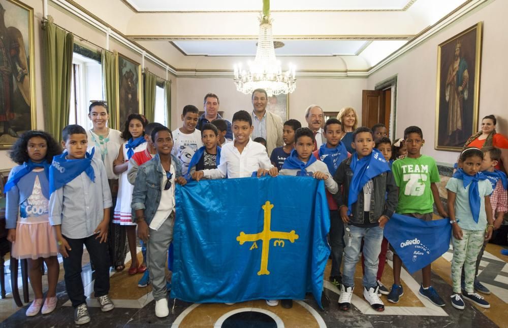 Recepción a niños saharauis en el Ayuntamiento de Oviedo