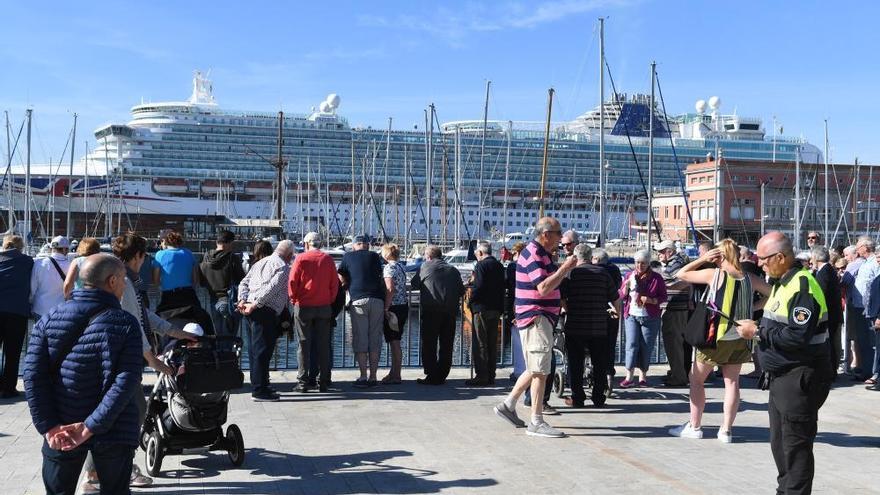 Una furgoneta sin conductor cae al agua en A Coruña