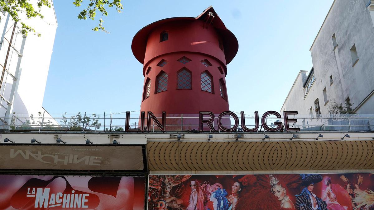 Caen las aspas del Moulin Rouge de París