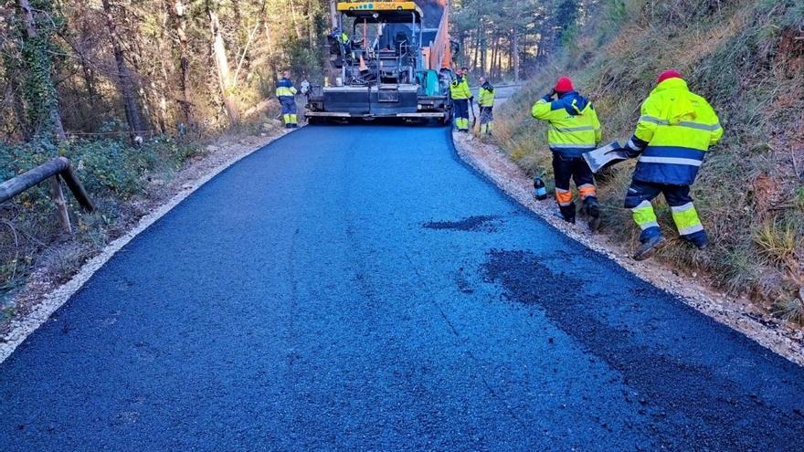 Treballs de pavimentació en el camí de la rectoria de la Selva, a Navès