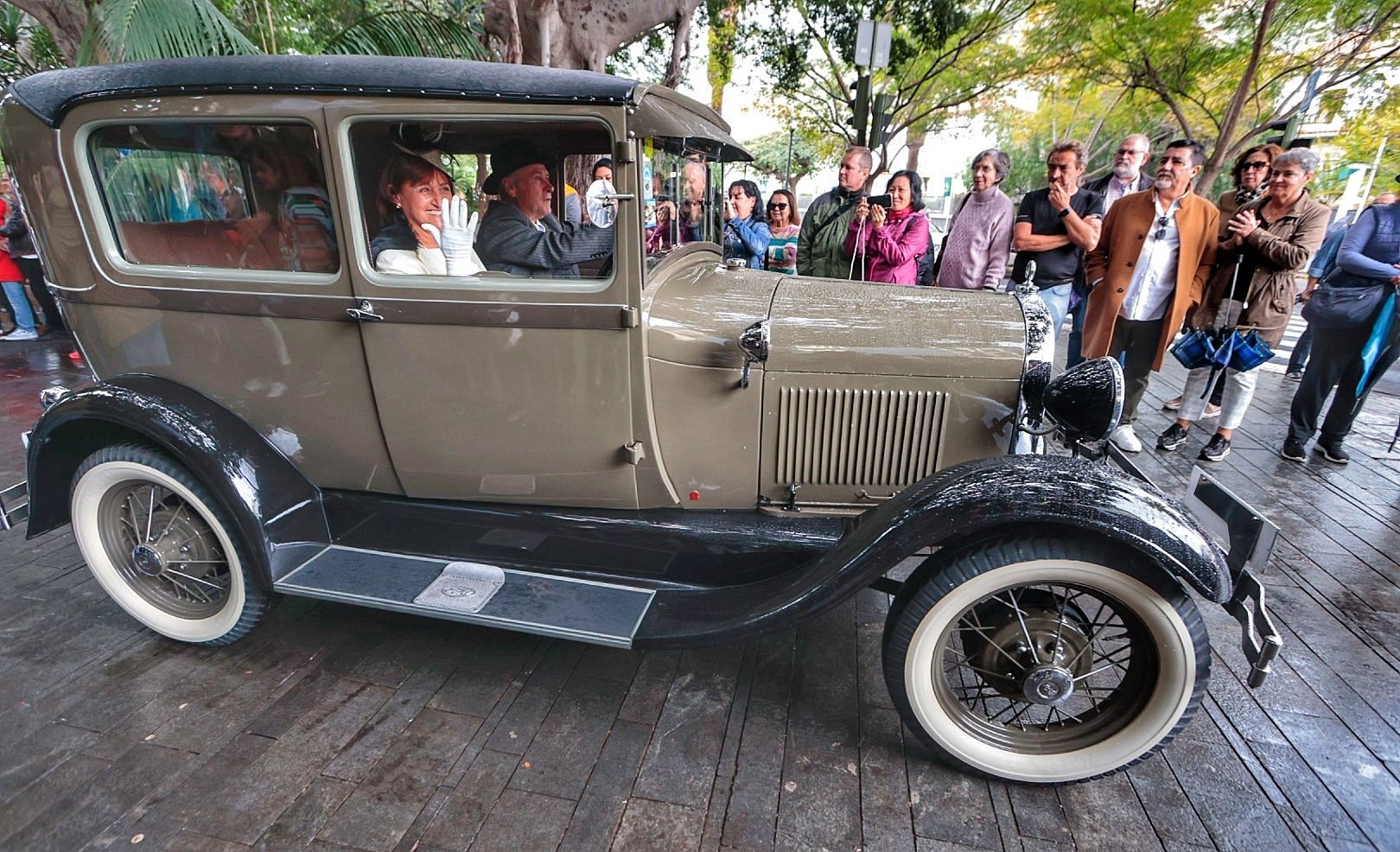 Exhibición de coches antiguos en el Carnaval de Santa Cruz de Tenerife