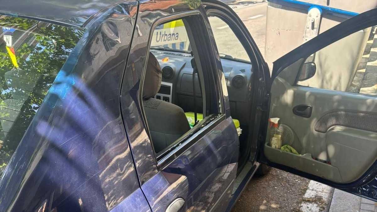 Vehicle amb una finestra esbotzada per agents de la Guàrdia Urbana de Barcelona per rescatar un gos tancat a l'interior afectat per la calor.