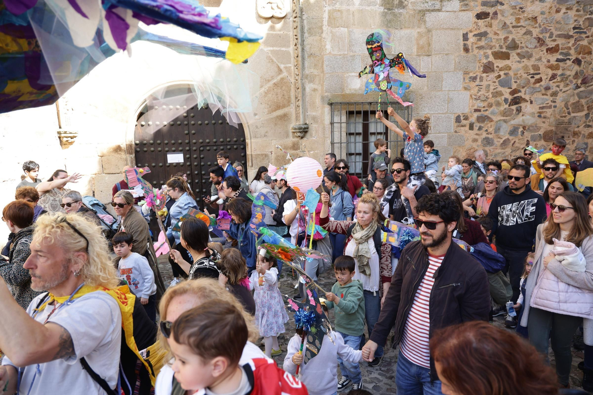 Las imágenes de este domingo de Womad en Cáceres: el pasacalles pone el broche final