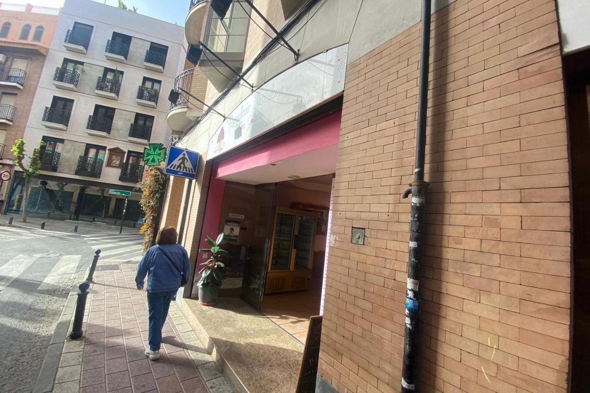 Una pastelería histórica en Murcia echa el cierre.