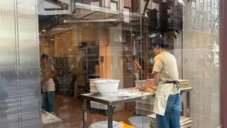 Pan recién hecho, horno de piedra y masas que fermentan durante horas: la nueva panadería que acaba de abrir en plena Gran Vía de Murcia