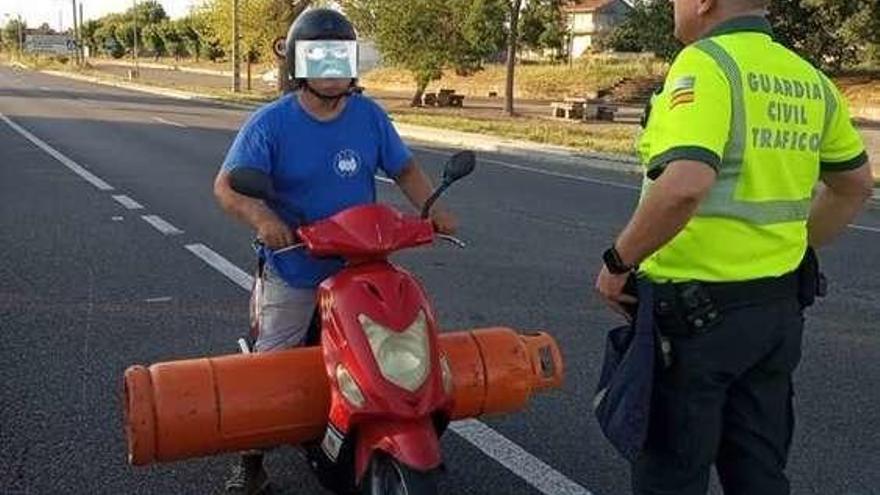 El motorista que transportaba la bombona por Verín. // GC