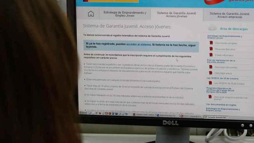 Una joven observa la web del Plan de Garantía Juvenil.