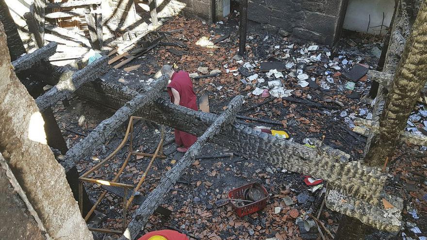 Figuras recuperadas tras el incendio.