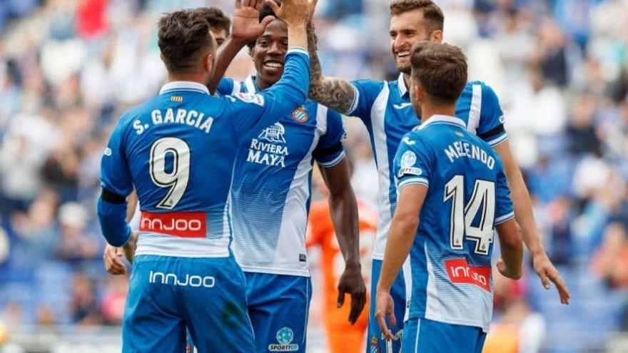 Los jugadores del Espanyol celebran uno de los goles marcados ayer ante el Málaga.