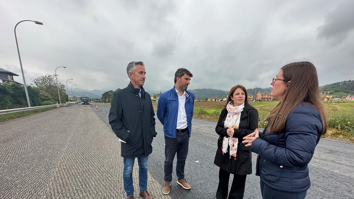 El director de Fomento de Delgación de Gobierno Juan Fernández, el alcalde de Valdés, Óscar Pérez, la delegada del gobierno, Adriana Lastra y la jefa de la Demarcación de Costas en Asturias, Mireya Muñoz.