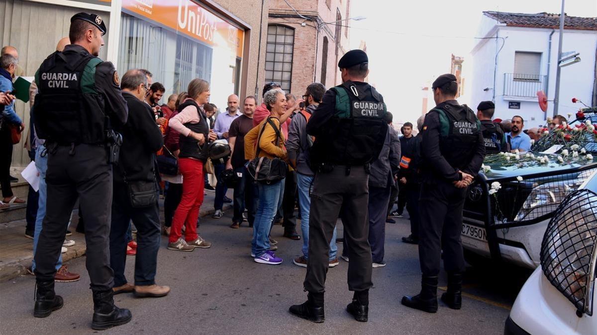 Registro de la Guardia Civil frente a la empresa Unipost, en Terrassa, el 19 de septiembre del 2017.