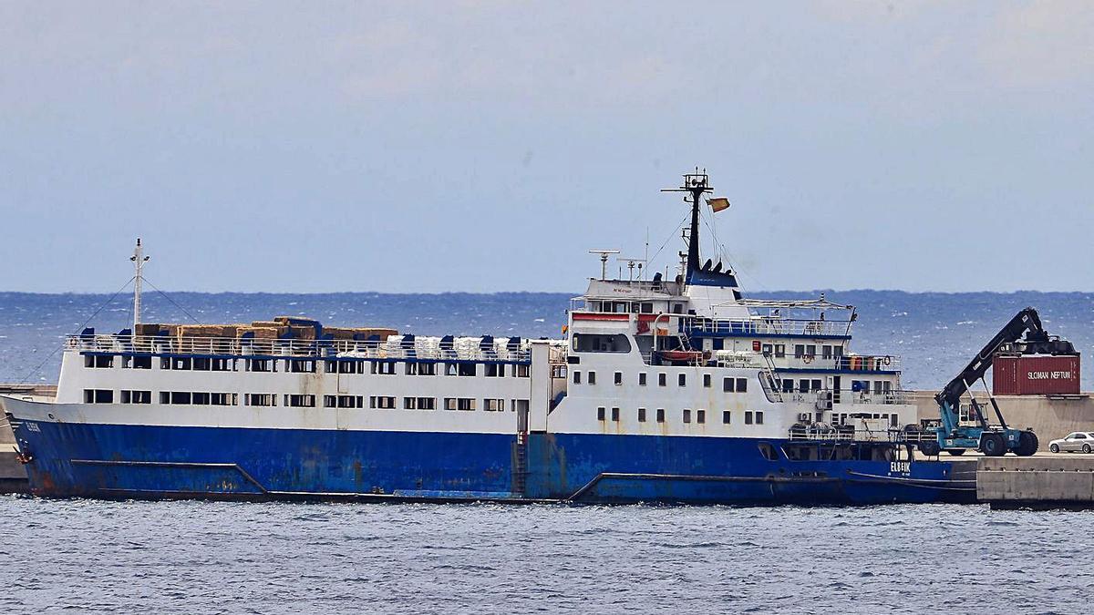 Una grúa apila los contenedores a la izquierda del barco Elbeik ayer. | JUAN CABALLERO